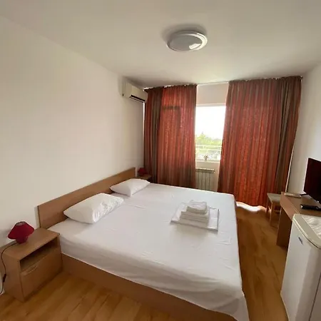 Hotel Hayat Ltd *